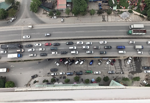 Hà Nội: Đường trên cao hướng vào nội thành ùn tắc nghiêm trọng - 5 Ô tô xếp hàng ba bò qua cầu cạn