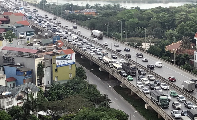 Hà Nội: Đường trên cao hướng vào nội thành ùn tắc nghiêm trọng - 1 Sau kỳ nghỉ lễ, sáng nay, hàng vạn người lại ùn ùn đổ về Thủ đô