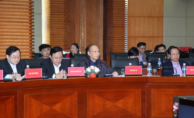 Báo chí đồng hành cùng sự phát triển của thành phố Cảng - 2
Ông Phạm Huy Hoàn, Tổng biên tập Báo Dân trí (hàng đầu thứ 3 từ trái qua), phát biểu tại buổi toạ đàm (ảnh: Báo Hải Phòng)
