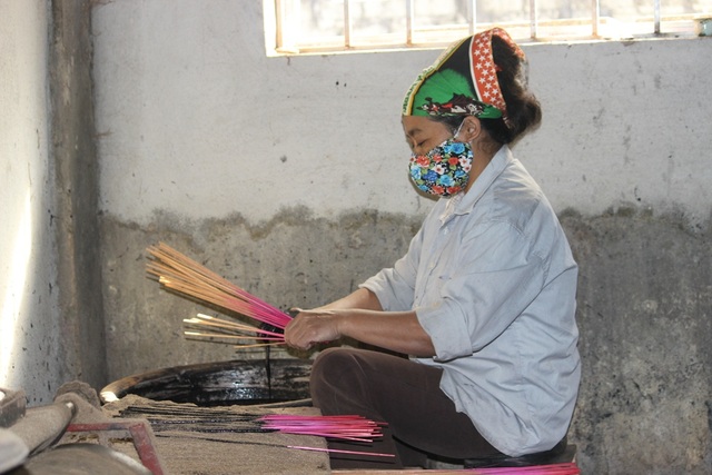 Về làng hương 500 năm tuổi ngày cận Tết - 1 Quy trình cho ra một que hương vô cùng tỉ mỉ