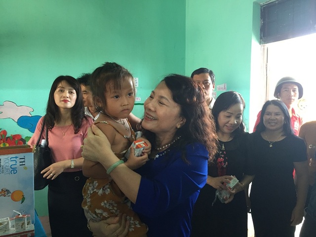 Quyết tâm không để học sinh thiếu phòng học, sách vở sau bão - 2
Thứ trưởng Nguyễn Thị Nghĩa và đoàn công tác của Bộ GD-ĐT đến thăm và tặng quà cho các cháu học sinh tại Trường mầm non xã Quảng Phú.
