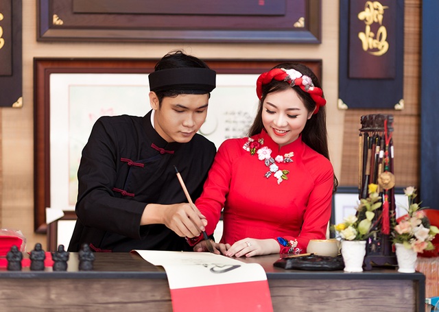 Thiếu nữ Sài Gòn tìm hiểu về tục xin chữ đầu xuân - 5 Quan sát từng nét chữ, Trúc rất tò mò về nghệ thuật thư pháp nên đã xin được học hỏi ông đồ trẻ.