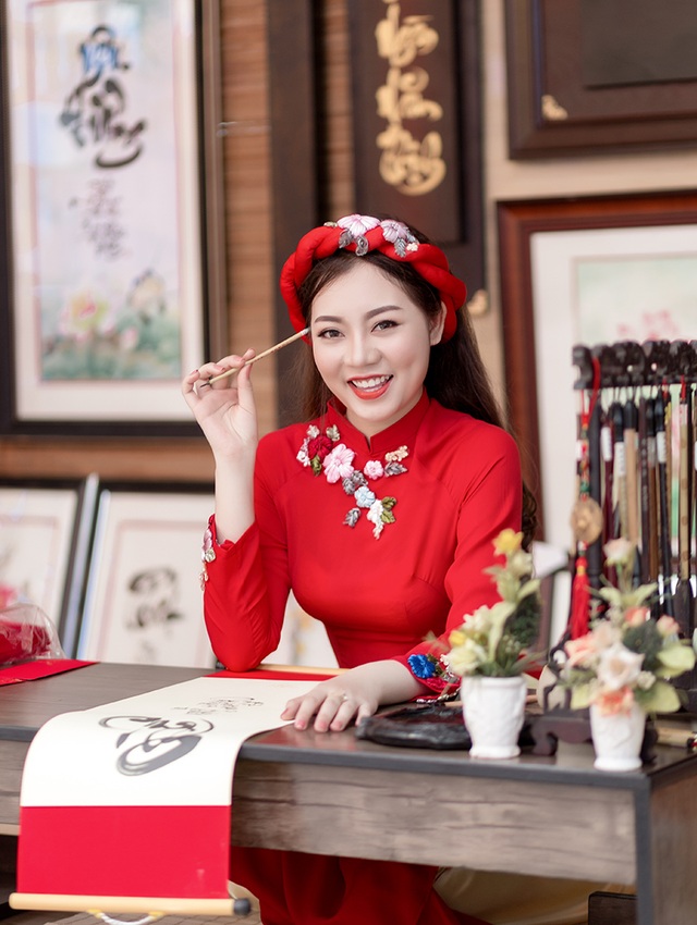 Thiếu nữ Sài Gòn tìm hiểu về tục xin chữ đầu xuân - 8 Xuân này, cô mong ước cho gia đình luôn bình an, cho tuổi mới nhiều may mắn.