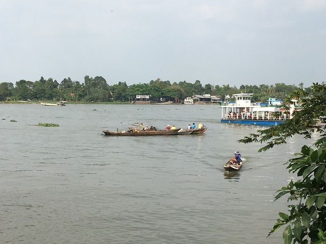 Chìm ghe cát trên sông Hậu, tài công tử vong - 1
Lực lượng chức năng tổ chức tìm kiếm thi thể anh Nguyễn Ngọc Thanh