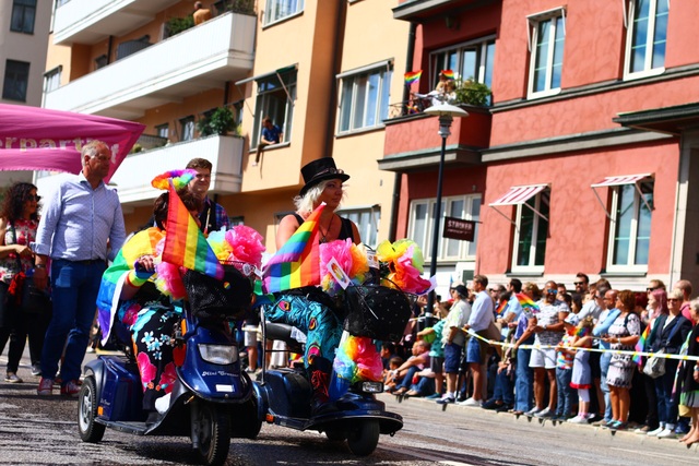 Diễu hành ủng hộ bình đẳng giới "đốt nóng" Stockholm - 4
Rất nhiều người dân đã đổ ra các tuyến phố trung tâm có đoàn diễu hành đi qua để bày tỏ sự ủng hộ với quyền của cộng đồng thiểu số LGBT.