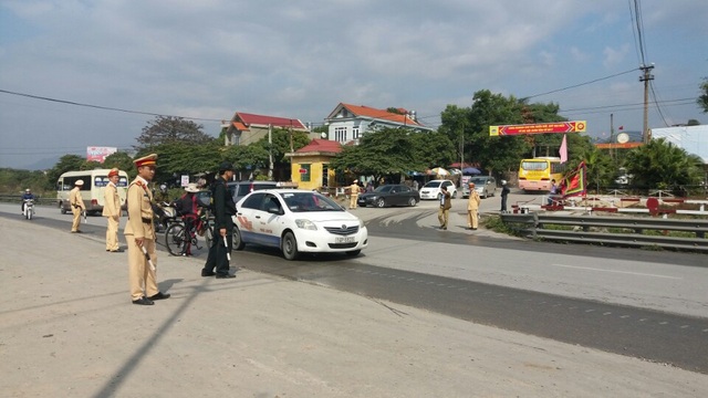 Vắng vẻ khác thường trong ngày khai hội xuân Yên Tử - 4
Vắng vẻ khác thường vào ngày khai mạc hội xuân Yên Tử.