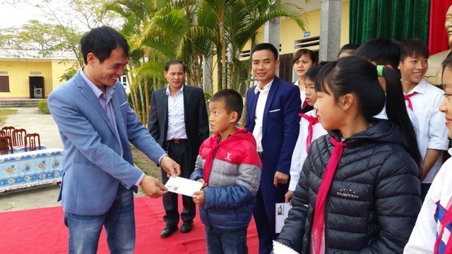 Hàng ngàn suất học bổng của Công ty Grobest Việt Nam đến với học sinh nghèo vượt khó - 12
Ông Lê Văn Hòa – Trưởng đại diện công ty Grobest Việt Nam tại Quảng Ninh 1 trao học bổng đến các em học sinh Trường THCS Bình Ngọc