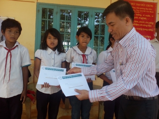 106 suất học bổng Grobest Việt Nam đến với học sinh tỉnh Bình Phước - 1 Ông Lê Trần Bá Thông trao học bổng cho học sinh
