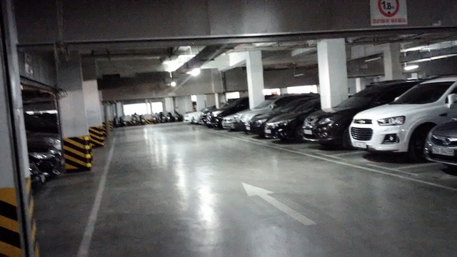 Hà Nội: Cư dân chung cư Hancorp Plaza mệt nhoài đi đòi quyền được sống bình yên - 2
Hầm để xe ô tô là một trong các nội dung khiếu nại của cư dân với chủ đầu tư.