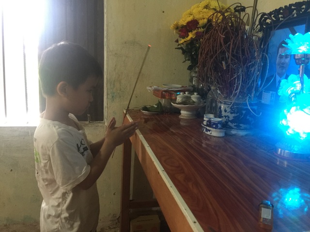 "Ngày nào con cũng ngoan, sao bố đi mãi không về ?!" - 1 Thằng bé ngây thơ thắp hương cho bố nhưng mỗi ngày vẫn hỏi khi nào bố về