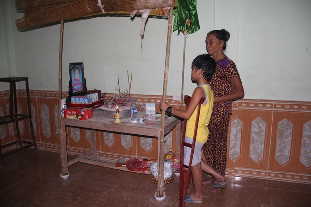 “Sao em trai con lại chết, sao mẹ con vẫn chưa về nhà ?!!” - 1 Trở về từ bệnh viện bé Uyên đứng trước bàn thờ di ảnh em trai mà chưa hiểu chuyện gì xảy ra với người em bé bỏng của mình.