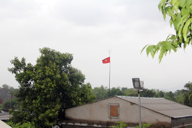 Ngừng ngay các cuộc họp, tập trung ứng phó bão số 2 - 1 Tại Hà Tĩnh, sau khi xuất hiện gió lớn vào giữa buổi sáng, đến tầm trưa, gió bão nhẹ hơn, thậm chí có thời điểm gió ngưng thổi. Theo kinh nghiệm dân gian, đây là dấu hiệu bão sắp đổ bộ vào đất liền.
