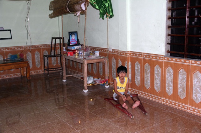 “Sao em trai con lại chết, sao mẹ con vẫn chưa về nhà ?!!” - 2 Thi thoảng vết thương chi chít nơi chân phải đau quá, Uyên phải bỏ nạng, ngồi bệt xuống nền nhà, hai tay hết bóp lại xoa.