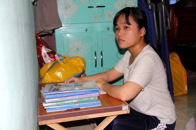 Ước mơ thành bác sĩ còn xa của cô học trò nghèo đạt 29,1 điểm - 1
Em Phương Thanh với góc học tập đơn giản ở nhà.