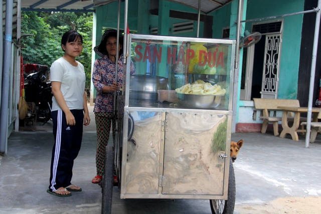 Ước mơ thành bác sĩ còn xa của cô học trò nghèo đạt 29,1 điểm - 3
Hàng ngày, em Thanh phụ giúp mẹ nấu sắn đi bán để nuôi sống gia đình.