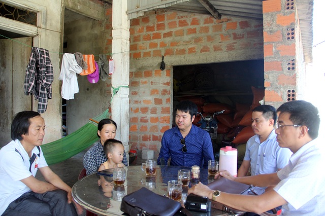 Nghi án tài xế cố tình cán chết nam sinh: Mong chờ một bản án công tâm - 3 PV Dân trí và 2 luật sư bảo vệ quyền và ích hợp pháp cho gia đình nạn nhân làm việc với vợ chồng anh Hùng, chị Hường chiều 8/8.