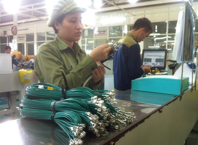 Chính phủ “bật đèn xanh” cho lắp ráp ôtô trong nước - Giá xe có giảm? - 2
Các linh kiện sản xuất tại Việt Nam, sau hơn 20 năm với các chính sách bảo hộ của Nhà nước, vẫn chỉ là những vật tư có hàm lượng chất xám thấp, giá trị không cao, như dây điện, ghế ngồi, ống xả, vật liệu nhựa...