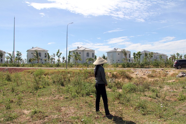 Vụ lừa dân “cuỗm” đất vàng: Sốc với chiêu “ép dưới, lừa trên” của Trưởng phòng TN-MT - 1
Chị Luân đứng trên lô đất hơn 1.000 m2 đã bán cho cán bộ huyện với giá 200 triệu đồng. Hiện vợ chồng chị Luân đã có đơn thư tố giác việc làm sai trái của cán bộ huyện.