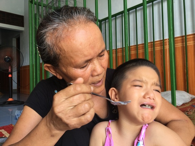 Số phận éo le của cô bé bị tim, câm điếc bẩm sinh, hỏng hai mắt - 5 Với nhiều chứng bệnh trong người, cứ 3 tháng, Thanh Trúc lại phải nhập viện điều trị một lần
