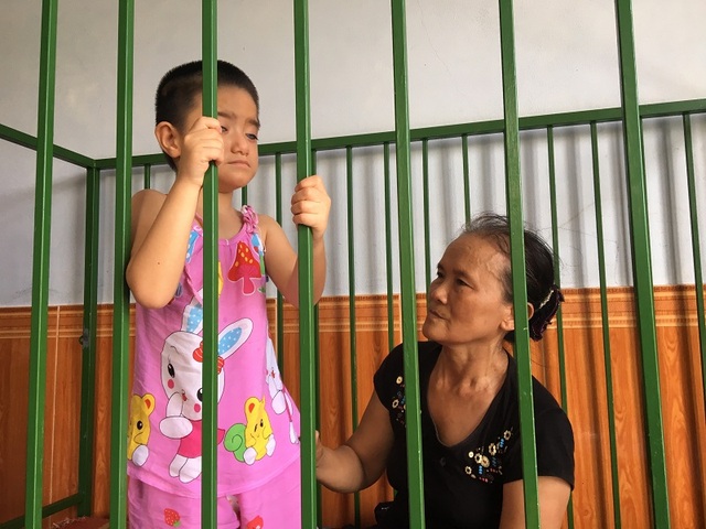 Số phận éo le của cô bé bị tim, câm điếc bẩm sinh, hỏng hai mắt - 4 Cuộc sống của em gắn liền với chiếc cũi sắt và trên bàn tay của bà ngoại
