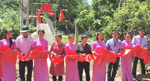 Ngập tràn niềm vui ngày khánh thành cầu Dân trí thứ 13 tại xứ Nghệ - 16
Các đại biểu cắt băng khánh thành cầu Dân trí tại xã Hữu Khuông