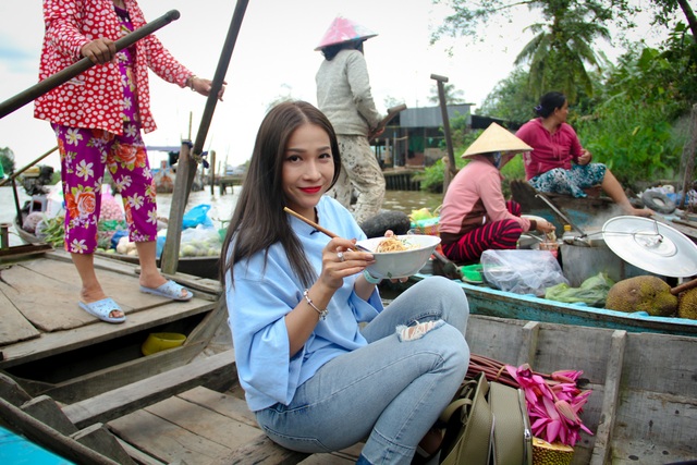 Khả Như rủ Sơn Ngọc Minh cùng “rong chơi” trước Tết - 5 Ăn bún mắm được bán trên ghe, giữa sông nước mênh mông