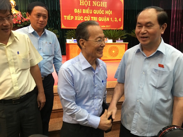 Chủ tịch nước: "Nếu biết lắng nghe dân, chắc chắn không có vụ Đồng Tâm" - 2 Chủ tịch nước Trần Đại Quang bắt tay thăm hỏi cử tri