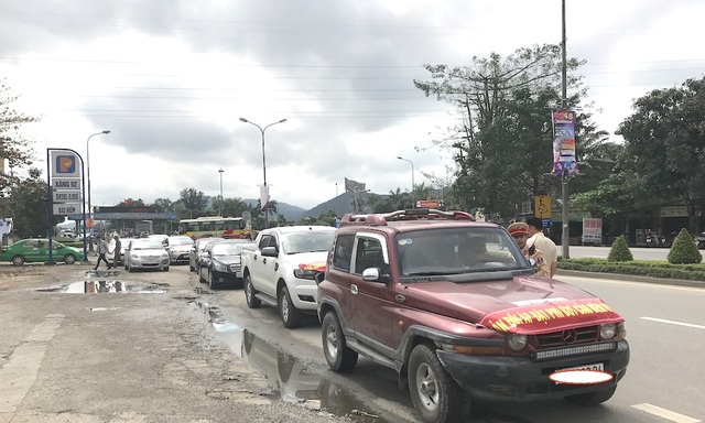 Dân tiếp tục đưa ô tô chặn cầu Bến Thủy 1 phản đối việc thu phí - 2 Xe được đưa sang cả địa bàn TP Vinh, Nghệ An để phản đối.