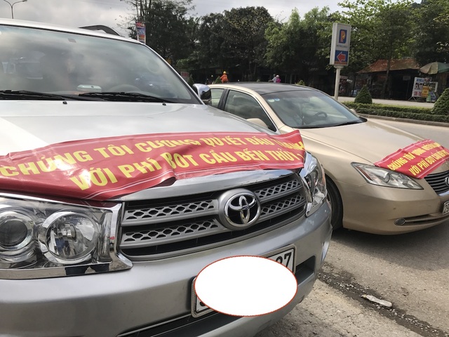 Dân tiếp tục đưa ô tô chặn cầu Bến Thủy 1 phản đối việc thu phí - 6
Trên xe dán những băng rôn phản đối quyết liệt phí BOT.