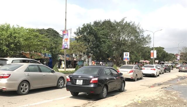 Dân tiếp tục đưa ô tô chặn cầu Bến Thủy 1 phản đối việc thu phí - 7
Quốc lộ 1A đoạn qua địa bàn TP Vinh bị ách tắc cục bộ.