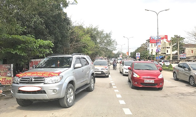 Dân tiếp tục đưa ô tô chặn cầu Bến Thủy 1 phản đối việc thu phí - 4 Dân tiếp tục đưa ô tô chặn cầu Bến Thủy 1 phản đối việc thu phí - 4