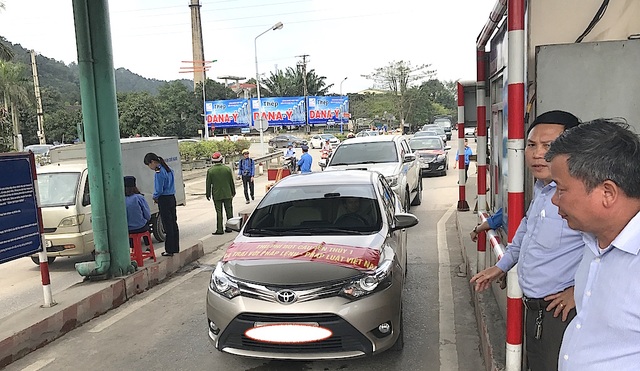 Dân tiếp tục đưa ô tô chặn cầu Bến Thủy 1 phản đối việc thu phí - 1 Sáng 19/3, dân địa bàn Nghi Xuân, Hà Tĩnh đưa ô tô lên cầu Bến Thủy 1 phản đối.