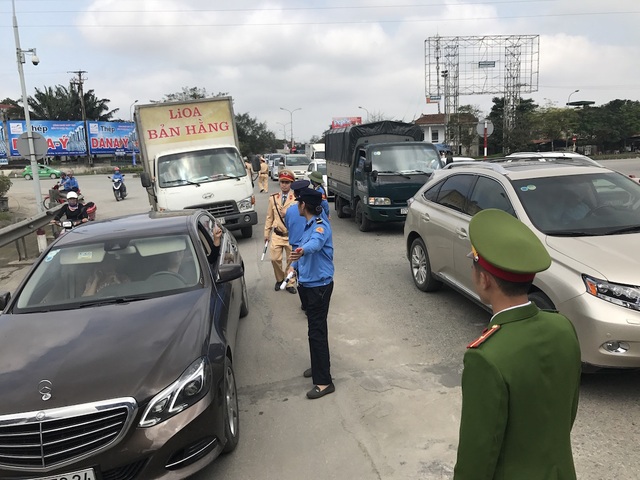 Dân tiếp tục đưa ô tô chặn cầu Bến Thủy 1 phản đối việc thu phí - 5
Lực lượng CSGT và nhân viên trạm thu phí cầu Bến Thủy 1 khuyên những người lái xe không nên đưa xe chặn đầu cầu gây ách tắc giao thông.