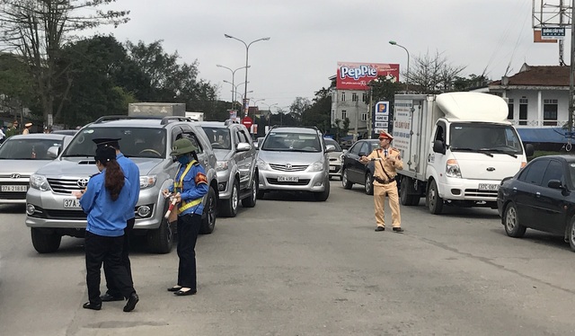 Dân tiếp tục đưa ô tô chặn cầu Bến Thủy 1 phản đối việc thu phí - 3 CSGT CATP Vinh phải huy động lực lượng để phân luồng giao thông.