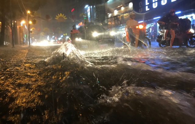 Người Sài Gòn lại khốn đốn với điệp khúc "mưa lớn - ngập nặng - lội bì bõm" - 2 Đường phố chìm trong biển nước khiến việc đi lại của người dân gặp nhiều khó khăn.
