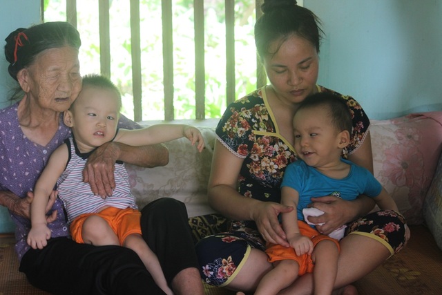 Mẹ đau đớn khi hai con song sinh bị bại não - 2 Không có người trông, bà hàng xóm thương tình đến trông giúp cho mẹ con chị