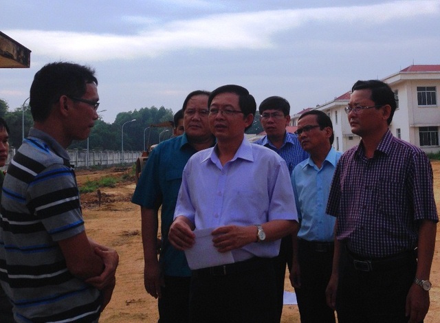 Nhân chứng kể chuyện cứu người trong vụ tai nạn kinh hoàng 5 người chết - 1
Chủ tịch UBND tỉnh Bình Định Hồ Quốc Dũng (áo trắng) thăm động viên và hỗ trợ mỗi gia đình có người tử vong 10 triệu đồng.
