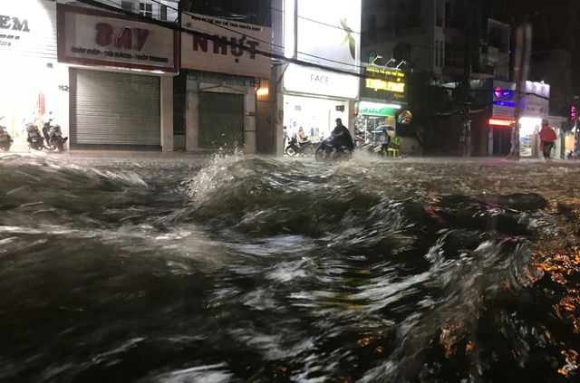 Người Sài Gòn lại khốn đốn với điệp khúc "mưa lớn - ngập nặng - lội bì bõm" - 4 Nước mưa xối xả như thác đổ trên đường phố trong cơn mưa tối nay 29/5.