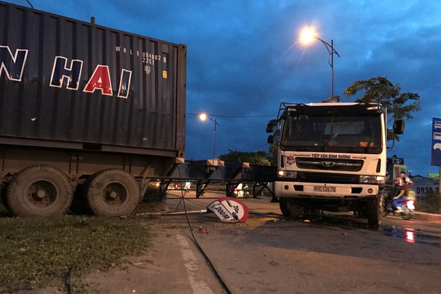 Container “đại náo” - biển báo, dây điện, dải phân cách... nằm la liệt - 1 Container “đại náo” - biển báo, dây điện, dải phân cách... nằm la liệt - 1