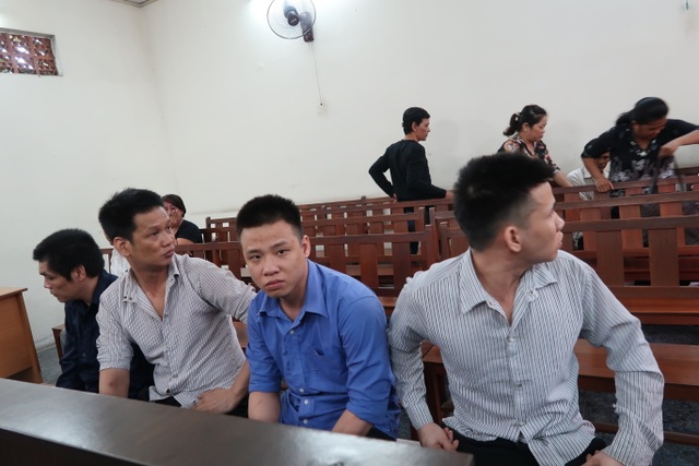 Đột nhập nhà vắng chủ trộm gần 100 lượng vàng đi chơi game bắn cá - 1 Các bị cáo tại phiên tòa.