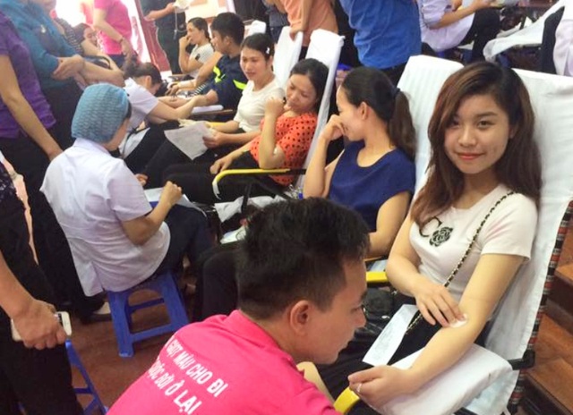 Gần 2.000 người tham gia ngày hội hiến máu tình nguyện - 1 Ngày hội hiến máu trong chiến dịch những giọt máu hồng hè 2017