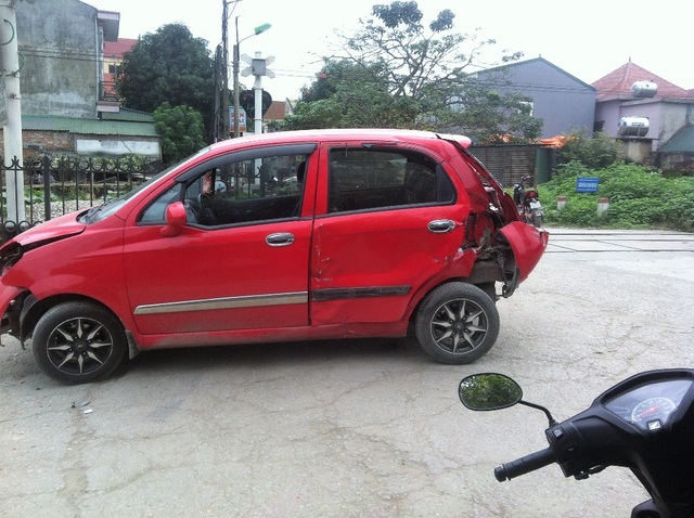 Bị đâm văng khỏi đường sắt, 2 người trên xe con thoát chết trong gang tấc - 2 Bị đâm văng khỏi đường sắt, 2 người trên xe con thoát chết trong gang tấc - 2