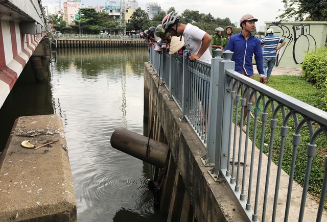 Người đàn ông nhảy kênh tự tử rồi gào thét kêu cứu - 4 Tuy nhiên người này đã may mắn được cứu sống.