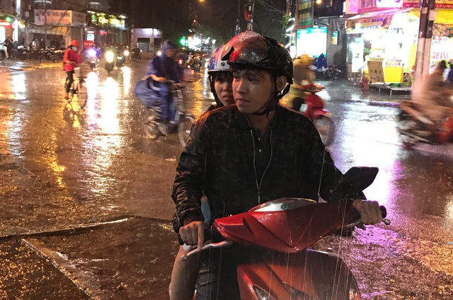 Mưa trái mùa cực lớn, người làm mai Tết lo “toát mồ hôi” - 5 Nhiều người đi đường ướt sũng trong cơn mưa tầm tã.
