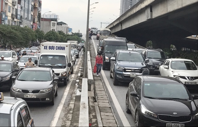 Dòng người đổ về Hà Nội sau nghỉ lễ, đường phố ùn tắc cục bộ - 4
Ùn tắc dưới đường Nguyễn Xiển lây cả lên cầu cạn