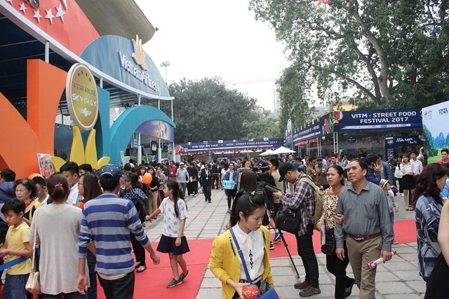 Khai mạc ngày hội du lịch lớn nhất năm 2017 - 3 Ngay trong ngày đầu khai mạc, hội chợ đã thu hút rất đông người dân và các doanh nghiệp tham gia