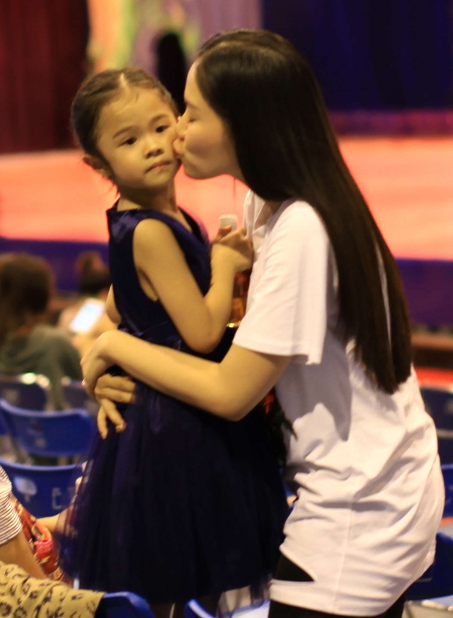 Lý Phương Châu gạt buồn đau, thoải mái làm dự án cuối cùng với Lâm Vinh Hải - 2 Lý Phương Châu dành nụ hôn tình cảm cho con gái, có lẽ thời điểm này con gái chính là niềm vui và hạnh phúc của cô sau cuộc hôn nhân không hạnh phúc