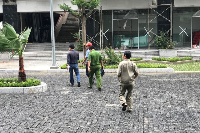 Thợ hồ đột nhập căn hộ mẫu trộm tài sản - 2 Công an phường Bình Khánh khám nghiệm hiện trường vụ trộm.