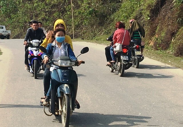 Ngày Tết nhan nhản cảnh người tham gia giao thông không tuân thủ luật - 6
Nhiều người cho rằng ngày Tết không bị lực lượng chức năng xử lý nên ra đường không đội mũ bảo hiểm