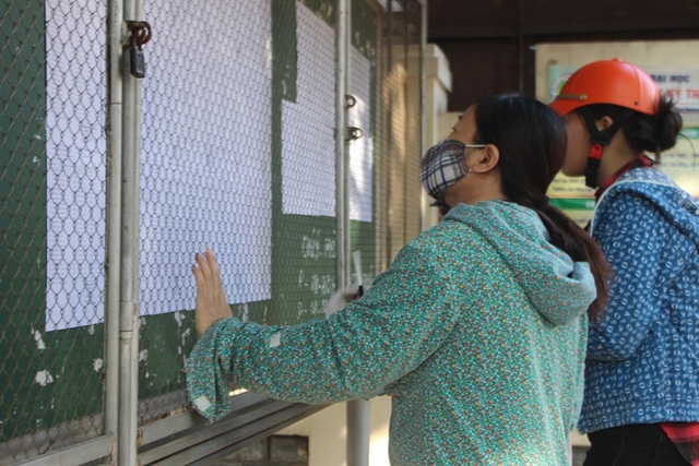 Phụ huynh thấp thỏm đợi thí sinh dưới nắng nóng - 1
Nhiều phụ huynh đến từ sáng sớm để xem lại số báo danh, phòng thi cùng con